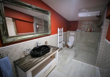 Bathroom in Lazy Horse equestrian center
